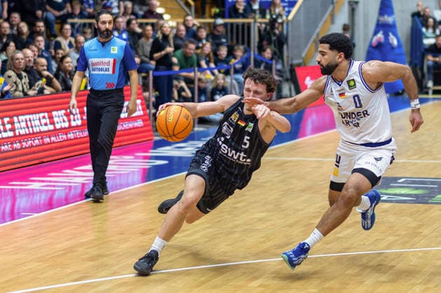 Schnelle Endphase, Kaya Bayram (Tigers Tuebingen, 05) Tyreese Blunt (HAKRO Merlins Crailsheim, 00) GER, HAKRO Merlins Crailsheim vs. Tigers Tuebingen, Basketball, BARMER 2. Bundesliga Bundesliga, Pro A, Saison 2025 2026, 16. Spieltag, 03.01.2026 GER, HAKRO Merlins Crailsheim vs. Tigers Tuebingen, Basketball, BARMER 2. Bundesliga Bundesliga, Pro A, Saison 2025 2026, 16. Spieltag, 03.01.2026 Ilshofen Copyright: xEibner-Pressefoto ArdanxFuessmanx EP_AFN