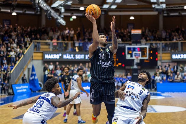 Bernard Pelote III (Tigers Tuebingen, 01) , Vincent Shahid (HAKRO Merlins Crailsheim, 99) Anthony Gaines (HAKRO Merlins Crailsheim, 09) GER, HAKRO Merlins Crailsheim vs. Tigers Tuebingen, Basketball, BARMER 2. Bundesliga Bundesliga, Pro A, Saison 2025 2026, 16. Spieltag, 03.01.2026 GER, HAKRO Merlins Crailsheim vs. Tigers Tuebingen, Basketball, BARMER 2. Bundesliga Bundesliga, Pro A, Saison 2025 2026, 16. Spieltag, 03.01.2026 Ilshofen Copyright: xEibner-Pressefoto ArdanxFuessmanx EP_AFN