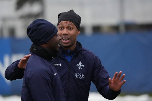 Merveille Papela (SV Darmstadt 98) und Jean-Paul Boetius (SV Darmstadt 98) haben Spaß zusammen - 03.01.2026 2. Bundesliga, Saison 25 26: SV Darmstadt 98 Trainingsauftakt, Stadion am Boellenfalltor, emonline, emspor,