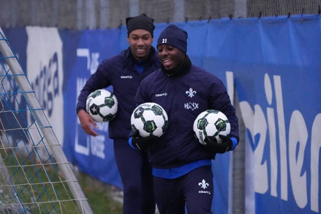 Merveille Papela (SV Darmstadt 98) und Jean-Paul Boetius (SV Darmstadt 98) haben Spaß zusammen - 03.01.2026 2. Bundesliga, Saison 25 26: SV Darmstadt 98 Trainingsauftakt, Stadion am Boellenfalltor, emonline, emspor,