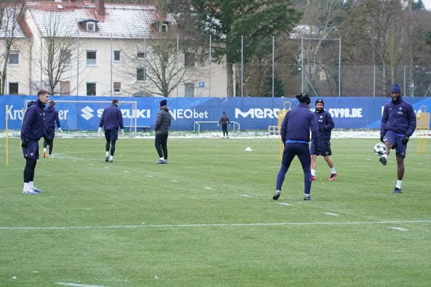 Lilien machen sich warm - 03.01.2026 2. Bundesliga, Saison 25 26: SV Darmstadt 98 Trainingsauftakt, Stadion am Boellenfalltor, emonline, emspor,