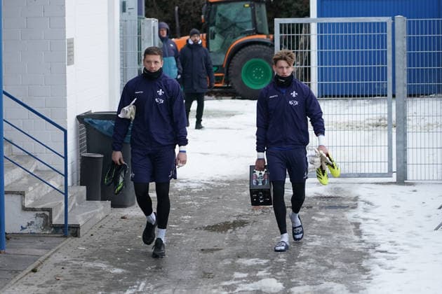 Torwart Marcel Schuhen (SV Darmstadt 98) und Torwart Benedikt Börner (SV Darmstadt 98) kommen zum Training - 03.01.2026 2. Bundesliga, Saison 25 26: SV Darmstadt 98 Trainingsauftakt, Stadion am Boellenfalltor, emonline, emspor,