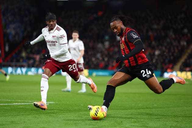 Bournemouth, England, 3rd January 2026. Antoine Semenyo of Bournemouth with the ball ahead of Noni Madueke of Arsenal during the AFC Bournemouth vs Arsenal Premier League match at the Vitality Stadium, Bournemouth. Picture credit should read: Paul Terry Sportimage EDITORIAL USE ONLY. No use with unauthorised audio, video, data, fixture lists, club league logos or live services. Online in-match use limited to 120 images, no video emulation. No use in betting, games or single club league player publications. SPI_019_PT_Bournemouth_Arsenal SPI-4428-0019