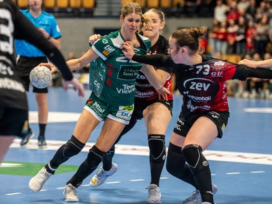 Sina Ehmann (Frisch Auf Frauen, 22) im Duell mit Charlotte Kaehr (BSV Sachsen Zwickau, 17) und Zoe Stens (BSV Sachsen Zwickau, 73), BSV Sachsen Zwickau vs. Frisch Auf Goeppingen, Handball, 1. Bundesliga, Spielzeit 2025 2026, 03.01.2026 BSV Sachsen Zwickau vs. Frisch Auf Goeppingen, Handball, 1. Bundesliga, Spielzeit 2025 2026, 03.01.2026 Zwickau Copyright: xMichaelxSchmidt Eibner-Pressefotx EP_MST