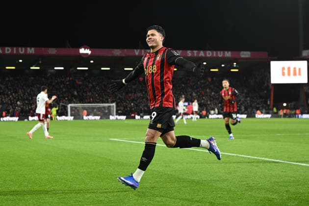 Bournemouth v Arsenal, Premier League Goal 1-0 - Evanilson (9) of AFC Bournemouth celebrates scoring the opening goal during the Premier League match between Bournemouth and Arsenal at the Vitality Stadium, Bournemouth, UK on 3 January 2026. Bournemouth Vitality Stadium Dorset UK Editorial use only DataCo restrictions apply See www.football-dataco.com , Copyright: xGrahamxHuntx PSI-23517-0060