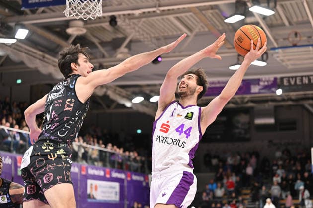 BG Göttingen - Uni Baskets Münster Julius Böhmer ( 44, GOT) im Spiel der BARMER 2. Basketball Bundesliga ProA zwischen der BG Göttingen und den Uni Baskets Münster in der Sparkassen-Arena am 03.01.2026 in Göttingen, Deutschland. Göttingen Niedersachsen Deutschland