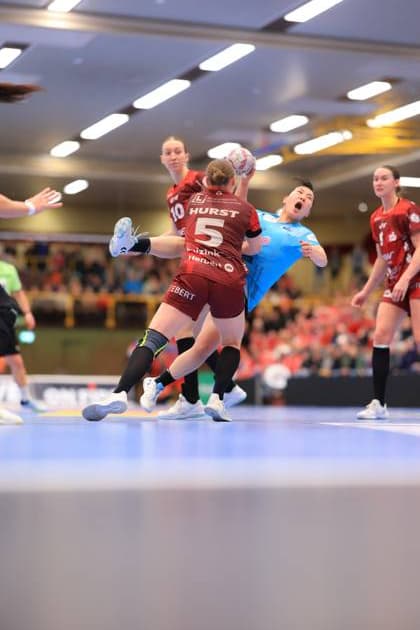 RECORD DATE NOT STATED Szene mit Isabell Hurst (5; HSG Bensheim Auerbach), Matilda Ehlert (10; HSG Bensheim Auerbach) und Nathalie Hendrikse (6; Thüringer HC) Szene mit Isabell Hurst (5; HSG Bensheim Auerbach) und Matilda Ehlert (10; HSG Bensheim Auerbach)
