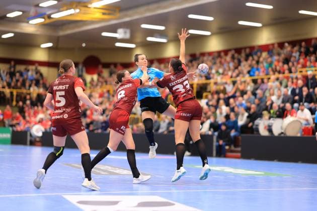 RECORD DATE NOT STATED Szene mit Julie Holm (8; Thüringer HC), Isabell Hurst (5; HSG Bensheim Auerbach) und Lucie-Marie Kretzschmar (33; HSG Bensheim Auerbach) Szene mit Julie Holm (8; Thüringer HC) und Isabell Hurst (5; HSG Bensheim Auerbach)