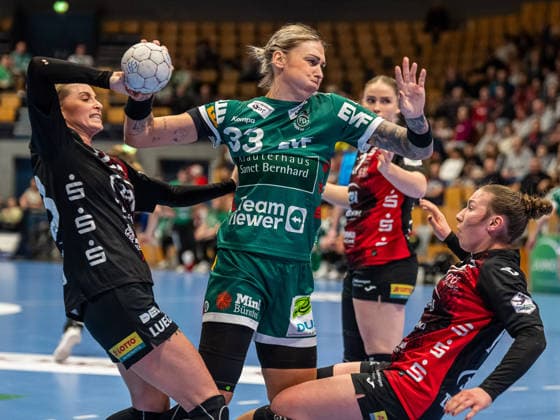 Luisa Schulze (Frisch Auf Frauen, 33) im Duell mit Jasmina Gierga (BSV Sachsen Zwickau, 13) und Zoe Stens (BSV Sachsen Zwickau, 73), Buxtehuder SV vs. Frisch Auf Goeppingen, Handball, 1. Bundesliga, Spielzeit 2025 2026, 05.10.2025 Buxtehuder SV vs. Frisch Auf Goeppingen, Handball, 1. Bundesliga, Spielzeit 2025 2026, 05.10.2025 Buxtehude Copyright: xEibner-Pressefoto MichaelxSchmidx EP_MST