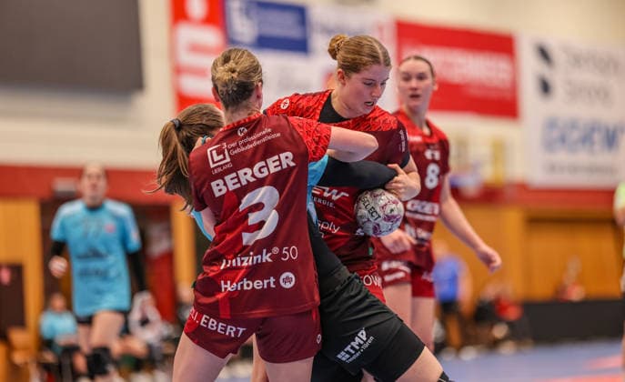 GER, Bensheim, HSG Bensheim Auerbach Flames vs Thüringer HC, Alsco Handball Bundesliga Frauen, Handball, DHB, Spielzeit 2025 2026, Weststadthalle Bensheim, 10. Spieltag im Bild v.l.: Amelie Berger (HSG Bensheim Auerbach Flames Frauen 3) und Nina Engel (HSG Bensheim Auerbach Flames Frauen 6) im Zweikampf mit Thüringer HC DFB DFL REGULATIONS PROHIBIT ANY USE OF PHOTOGRAPHS AS IMAGE SEQUENCES AND OR QUASI-VIDEO, 03.01.2025 Copyright: HMBxMedia HendrikxHamelau