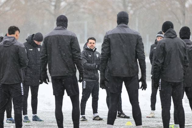 03.01.2026, Fussball, Herren, Trainingsauftakt des FC Schweinfurt 05 zur Rückrunde der Dritten Liga Saison 2025-2026 Trainer Victor Kleinhenz (FC Schweinfurt 05) mit Ansage im Mannschaftskreis Schweinfurt Kunstrasenplatz des Sachs-Stadio Bayern Unterfranken Deutschland