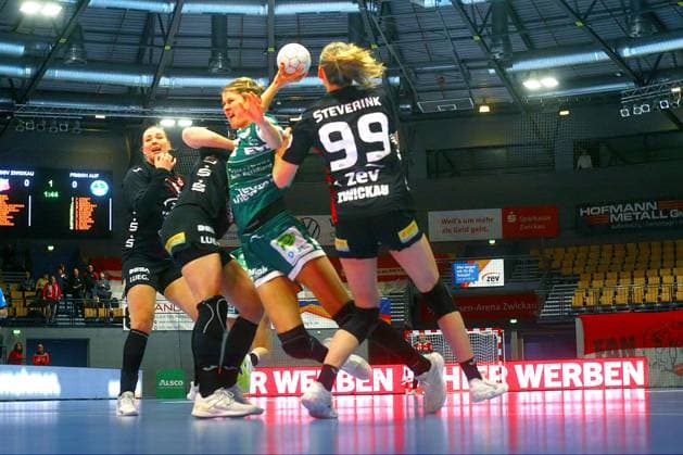 Sina Ehmann (Göppingen) im Angriff , links Laura Szabo (Zwickau) , rechts Romé Steverink (Zwickau) Handball Frauen 1.Bundesliga 2025 26 BSV Sachsen Zwickau - Frisch Auf Göppingen am 3.1.2026 in der Sparkassen-Arena Zwickau BSV Sachsen Zwickau - Frisch Auf Göppingen