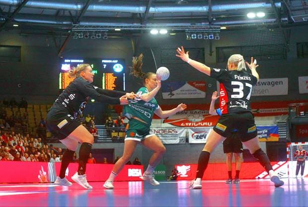 Ann Kynast (Göppingen) im Angriff , links Laura Szabo (Zwickau) , rechts Laura Penzes (Zwickau) Handball Frauen 1.Bundesliga 2025 26 BSV Sachsen Zwickau - Frisch Auf Göppingen am 3.1.2026 in der Sparkassen-Arena Zwickau BSV Sachsen Zwickau - Frisch Auf Göppingen
