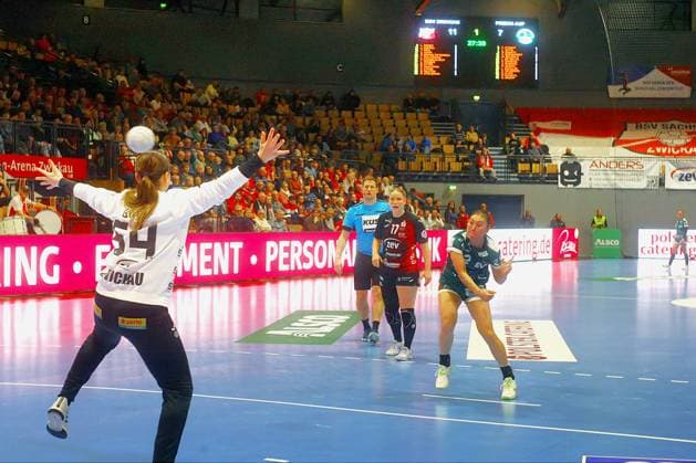 Haruno Sasaki (Göppingen) überwindet Torhüterin Barbara Györi (Zwickau) per Siebenmeter Handball Frauen 1.Bundesliga 2025 26 BSV Sachsen Zwickau - Frisch Auf Göppingen am 3.1.2026 in der Sparkassen-Arena Zwickau BSV Sachsen Zwickau - Frisch Auf Göppingen