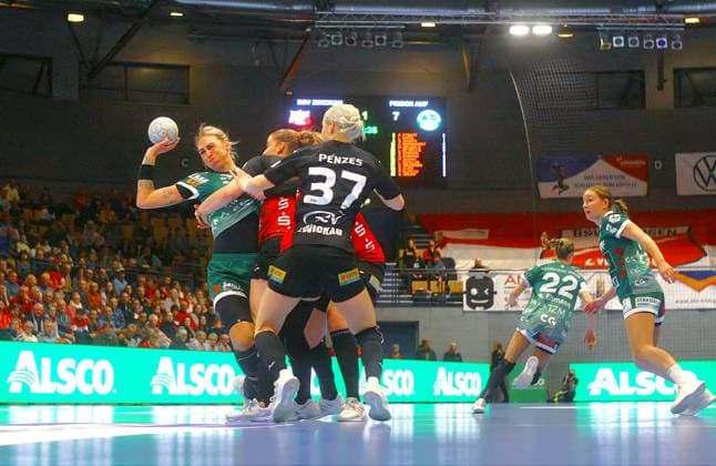Luisa Schulze (Göppingen) versucht sich gegen Zwickaus ABwehr durchzusetzen. Handball Frauen 1.Bundesliga 2025 26 BSV Sachsen Zwickau - Frisch Auf Göppingen am 3.1.2026 in der Sparkassen-Arena Zwickau BSV Sachsen Zwickau - Frisch Auf Göppingen