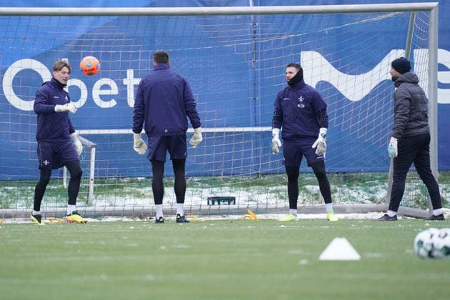 Torhüter Torwart Benedikt Börner (SV Darmstadt 98), Torwart Alexander Brunst (SV Darmstadt 98), Torwart Marcel Schuhen (SV Darmstadt 98) machen sich warm *MAX* - 03.01.2026 2. Bundesliga, Saison 25 26: SV Darmstadt 98 Trainingsauftakt, Stadion am Boellenfalltor, emonline, emspor,