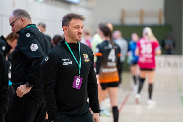 Handball I Frauen I Saison 2025-2026 I 2. Bundesliga I 12. Spieltag I VfL Waiblingen - Rostocker HC I 03.01.2026 Michael Stettner (Trainer, VfL Waiblingen Tigers) zufrieden Waiblingen Rundsporthalle Baden-Württemberg Deutschland Copyright: xLobeca MaxxPetershansx