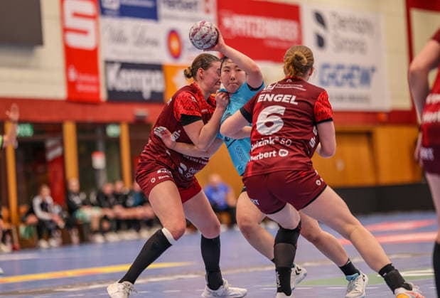 GER, Bensheim, HSG Bensheim Auerbach Flames vs Thüringer HC, Alsco Handball Bundesliga Frauen, Handball, DHB, Spielzeit 2025 2026, Weststadthalle Bensheim, 10. Spieltag im Bild v.l.: Lena Degenhardt (HSG Bensheim Auerbach Flames Frauen 8), Natsuki Aizawa (Thüringer HC Frauen 23), Nina Engel (HSG Bensheim Auerbach Flames Frauen 6), Zweikampf am Kreis DFB DFL REGULATIONS PROHIBIT ANY USE OF PHOTOGRAPHS AS IMAGE SEQUENCES AND OR QUASI-VIDEO, 03.01.2025 Copyright: HMBxMedia HendrikxHamelau