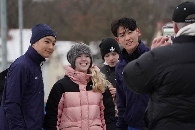 Yosuke Furukawa (SV Darmstadt 98) und Hiroki Akiyama (SV Darmstadt 98) geben Autogramme bei den Fans - 03.01.2026 2. Bundesliga, Saison 25 26: SV Darmstadt 98 Trainingsauftakt, Stadion am Boellenfalltor, emonline, emspor,