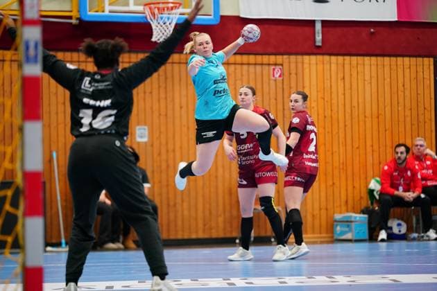 RECORD DATE NOT STATED Szene mit Lotta Heider (7; Thüringer HC), Isabell Hurst (5; HSG Bensheim Auerbach) und Mareike Thomaier (2; HSG Bensheim Auerbach) Szene mit Lotta Heider (7; Thüringer HC) und Isabell Hurst (5; HSG Bensheim Auerbach)