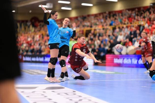 RECORD DATE NOT STATED Szene mit Isabell Hurst (5; HSG Bensheim Auerbach) und Luca Farago (19; Thüringer HC) Szene mit Isabell Hurst (5; HSG Bensheim Auerbach) und Luca Farago (19; Thüringer HC)