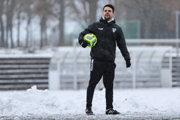 03.01.2026, Fussball, Herren, Trainingsauftakt des FC Schweinfurt 05 zur Rückrunde der Dritten Liga Saison 2025-2026 Trainer Victor Kleinhenz (FC Schweinfurt 05) im Anweisungen beim Trainingsauftakt, Einzelbild Schweinfurt Kunstrasenplatz des Sachs-Stadio Bayern Unterfranken Deutschland