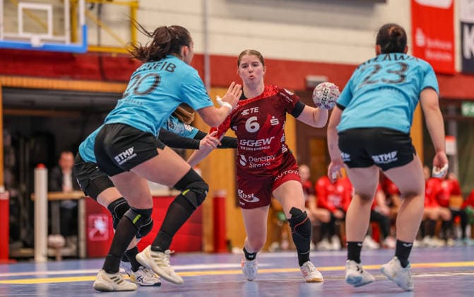 GER, Bensheim, HSG Bensheim Auerbach Flames vs Thüringer HC, Alsco Handball Bundesliga Frauen, Handball, DHB, Spielzeit 2025 2026, Weststadthalle Bensheim, 10. Spieltag im Bild v.l.: Jana Leonie Scheib (Thüringer HC Frauen ), Nina Engel (HSG Bensheim Auerbach Flames Frauen 6) DFB DFL REGULATIONS PROHIBIT ANY USE OF PHOTOGRAPHS AS IMAGE SEQUENCES AND OR QUASI-VIDEO, 03.01.2025 Copyright: HMBxMedia HendrikxHamelau