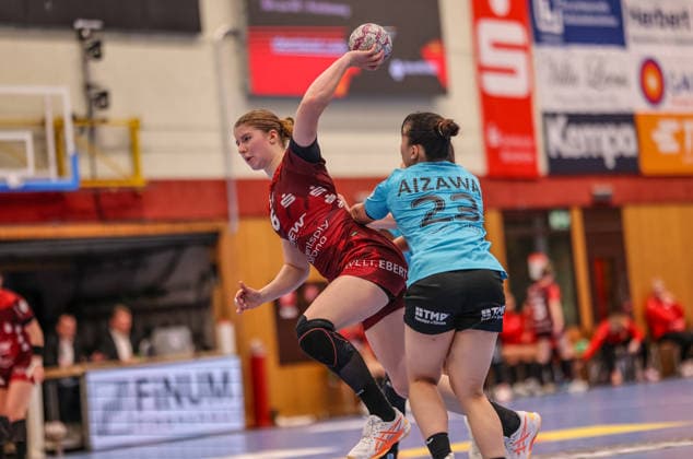 GER, Bensheim, HSG Bensheim Auerbach Flames vs Thüringer HC, Alsco Handball Bundesliga Frauen, Handball, DHB, Spielzeit 2025 2026, Weststadthalle Bensheim, 10. Spieltag im Bild v.l.: Torwurf von Nina Engel (HSG Bensheim Auerbach Flames Frauen 6), Natsuki Aizawa (Thüringer HC Frauen 23) DFB DFL REGULATIONS PROHIBIT ANY USE OF PHOTOGRAPHS AS IMAGE SEQUENCES AND OR QUASI-VIDEO, 03.01.2025 Copyright: HMBxMedia HendrikxHamelau
