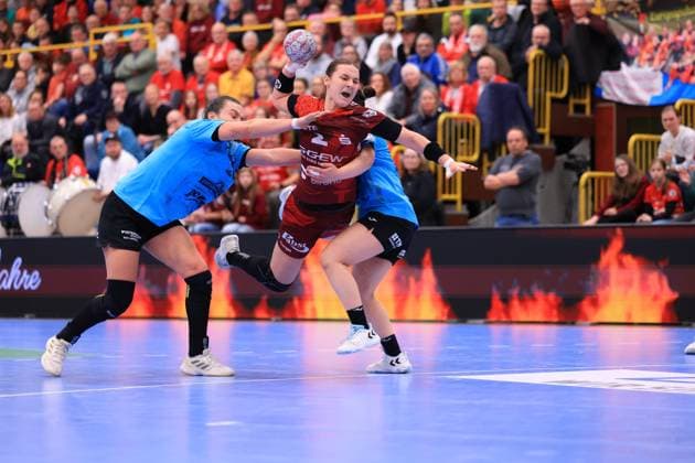 RECORD DATE NOT STATED Szene mit Mareike Thomaier (2; HSG Bensheim Auerbach) und Spieler von Team Thüringer HC Szene mit Mareike Thomaier (2; HSG Bensheim Auerbach)