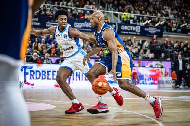 Rostock, Deutschland 03. Januar 2026: 1.BBL - 2025 2026 - Rostock Seawolves vs. Skyliners Frankfurt Im Bild: v. li. im Zweikampf Nahiem Alleyne (Frankfurt Skyliners) und DeAndre Lansdowne (ROSTOCK SEAWOLVES) Copyright: xFotostandx xVoelkerx