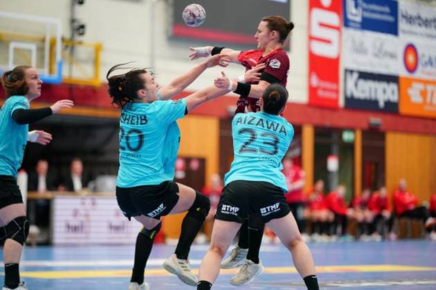 RECORD DATE NOT STATED Szene mit Mareike Thomaier (2; HSG Bensheim Auerbach) und Luca Farago (19; Thüringer HC) Mareike Thomaier (2; HSG Bensheim Auerbach) und Luca Farago (19; Thüringer HC) in Aktion