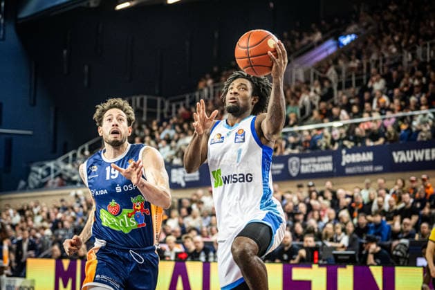 Rostock, Deutschland 03. Januar 2026: 1.BBL - 2025 2026 - Rostock Seawolves vs. Skyliners Frankfurt Im Bild: v.li. Sid-Marlon Theis (ROSTOCK SEAWOLVES) und Isaiah Swope (Frankfurt Skyliners) Copyright: xFotostandx xVoelkerx