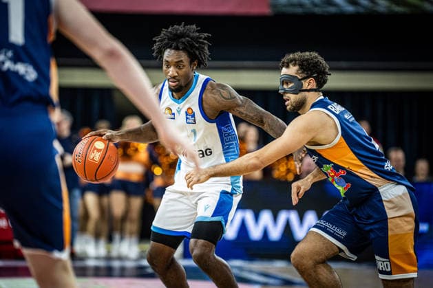 Rostock, Deutschland 03. Januar 2026: 1.BBL - 2025 2026 - Rostock Seawolves vs. Skyliners Frankfurt Im Bild: v. li. im Zweikampf Isaiah Swope (Frankfurt Skyliners) und Elias Baggette (ROSTOCK SEAWOLVES) Copyright: xFotostandx xVoelkerx