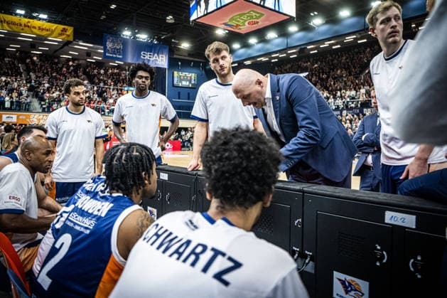 Rostock, Deutschland 03. Januar 2026: 1.BBL - 2025 2026 - Rostock Seawolves vs. Skyliners Frankfurt Im Bild: 2.v.re. Przemyslaw Frasunkiewicz (ROSTOCK SEAWOLVES) vor dem Spiel mit der Mannschaft Copyright: xFotostandx xVoelkerx
