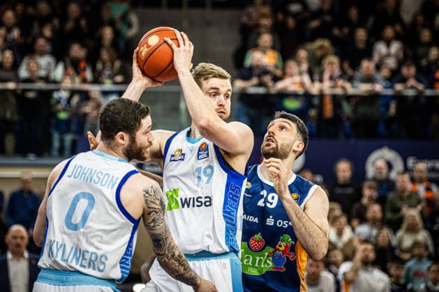 Rostock, Deutschland 03. Januar 2026: 1.BBL - 2025 2026 - Rostock Seawolves vs. Skyliners Frankfurt Im Bild: v. li. im Zweikampf Till Pape (Frankfurt Skyliners) und Owen Klassen (ROSTOCK SEAWOLVES) Copyright: xFotostandx xVoelkerx