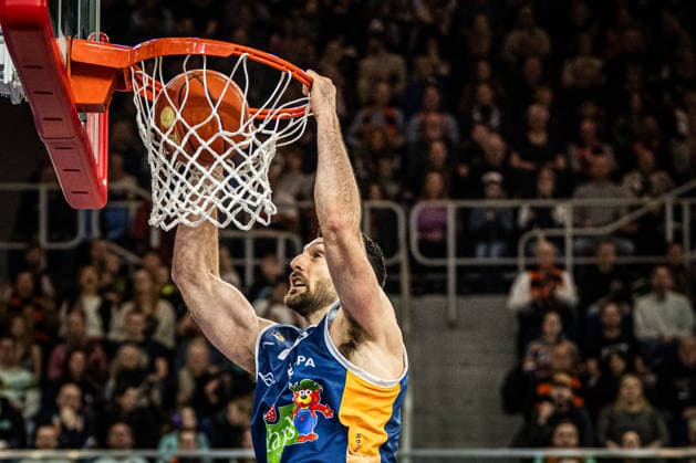 Rostock, Deutschland 03. Januar 2026: 1.BBL - 2025 2026 - Rostock Seawolves vs. Skyliners Frankfurt Im Bild: Owen Klassen (ROSTOCK SEAWOLVES) macht einen Dunk, dunkt Copyright: xFotostandx xVoelkerx