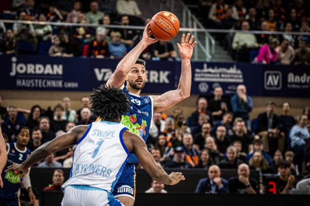 Rostock, Deutschland 03. Januar 2026: 1.BBL - 2025 2026 - Rostock Seawolves vs. Skyliners Frankfurt Im Bild: v. li. im Zweikampf Isaiah Swope (Frankfurt Skyliners) und Owen Klassen (ROSTOCK SEAWOLVES) Copyright: xFotostandx xVoelkerx