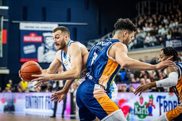 Rostock, Deutschland 03. Januar 2026: 1.BBL - 2025 2026 - Rostock Seawolves vs. Skyliners Frankfurt Im Bild: v. li. im Zweikampf Radii Caisin (Frankfurt Skyliners) und Dominic Lockhart (ROSTOCK SEAWOLVES) Copyright: xFotostandx xVoelkerx