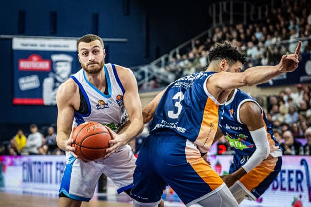Rostock, Deutschland 03. Januar 2026: 1.BBL - 2025 2026 - Rostock Seawolves vs. Skyliners Frankfurt Im Bild: v. li. im Zweikampf Radii Caisin (Frankfurt Skyliners) und Dominic Lockhart (ROSTOCK SEAWOLVES) Copyright: xFotostandx xVoelkerx