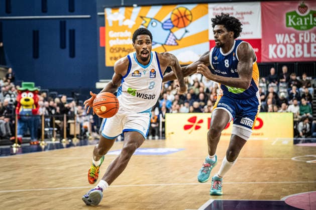 Rostock, Deutschland 03. Januar 2026: 1.BBL - 2025 2026 - Rostock Seawolves vs. Skyliners Frankfurt Im Bild: v. li. im Zweikampf William Christmas (Frankfurt Skyliners) und Kassim Nicholson (ROSTOCK SEAWOLVES) Copyright: xFotostandx xVoelkerx