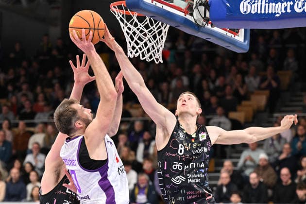 BG Göttingen - Uni Baskets Münster Hendrik Drescher ( 10, GOT) und Neil Masnic ( 8, MS) im Spiel der BARMER 2. Basketball Bundesliga ProA zwischen der BG Göttingen und den Uni Baskets Münster in der Sparkassen-Arena am 03.01.2026 in Göttingen, Deutschland. Göttingen Niedersachsen Deutschland