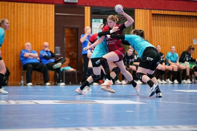 RECORD DATE NOT STATED Szene mit Nina Engel (6; HSG Bensheim Auerbach) und Rikke Hoffbeck Petersen (22; Thüringer HC) Nina Engel (6; HSG Bensheim Auerbach) und Rikke Hoffbeck Petersen (22; Thüringer HC) in Aktion