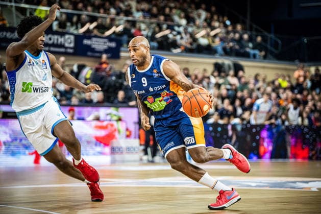 Rostock, Deutschland 03. Januar 2026: 1.BBL - 2025 2026 - Rostock Seawolves vs. Skyliners Frankfurt Im Bild: v.li. Nahiem Alleyne (Frankfurt Skyliners) und DeAndre Lansdowne (ROSTOCK SEAWOLVES) Copyright: xFotostandx xVoelkerx