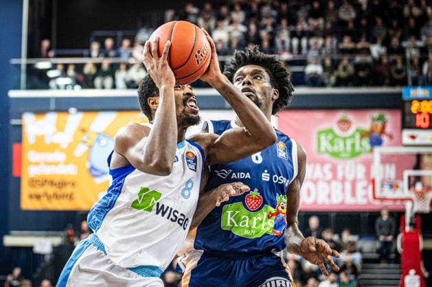 Rostock, Deutschland 03. Januar 2026: 1.BBL - 2025 2026 - Rostock Seawolves vs. Skyliners Frankfurt Im Bild: v. li. im Zweikampf William Christmas (Frankfurt Skyliners) und Kassim Nicholson (ROSTOCK SEAWOLVES) Copyright: xFotostandx xVoelkerx