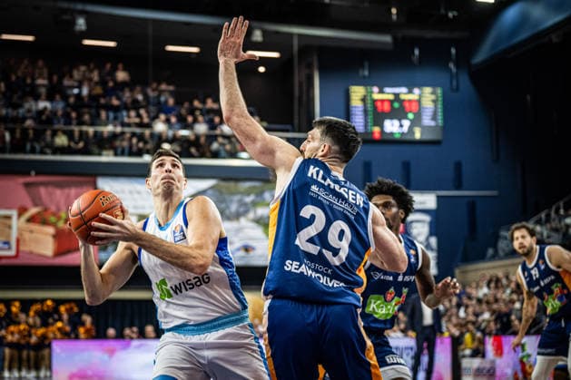 Rostock, Deutschland 03. Januar 2026: 1.BBL - 2025 2026 - Rostock Seawolves vs. Skyliners Frankfurt Im Bild: v. li. im Zweikampf Ryan Hawkins (Frankfurt Skyliners) und Owen Klassen (ROSTOCK SEAWOLVES) Copyright: xFotostandx xVoelkerx