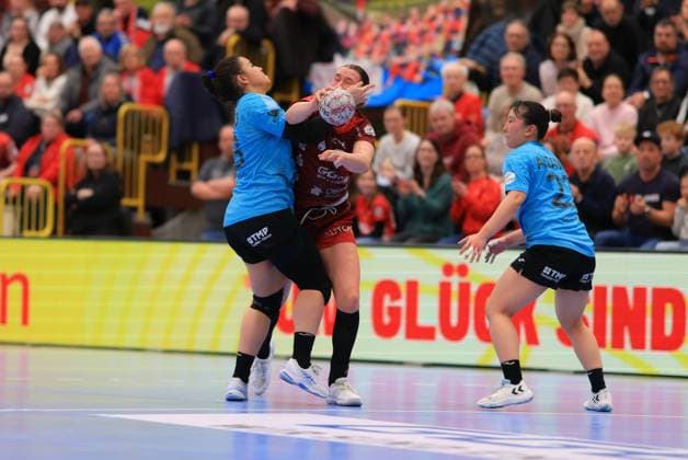 RECORD DATE NOT STATED Szene mit Lena Sophia Degenhardt (8; HSG Bensheim Auerbach), Rikke Hoffbeck Petersen (22; Thüringer HC) und Natsuki Aizawa (23; Thüringer HC) Szene mit Lena Sophia Degenhardt (8; HSG Bensheim Auerbach) und Gegnerinnen