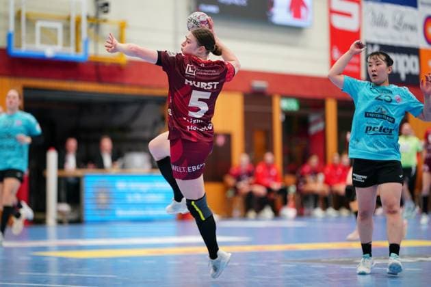 RECORD DATE NOT STATED Szene mit Isabell Hurst (5; HSG Bensheim Auerbach) und Natsuki Aizawa (23; Thüringer HC) Szene mit Isabell Hurst (5; HSG Bensheim Auerbach) und Natsuki Aizawa (23; Thüringer HC)