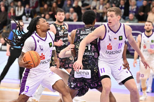 BG Göttingen - Uni Baskets Münster Jordan Sears ( 3, GOT) und Robin Lodders ( 11, GOT) im Spiel der BARMER 2. Basketball Bundesliga ProA zwischen der BG Göttingen und den Uni Baskets Münster in der Sparkassen-Arena am 03.01.2026 in Göttingen, Deutschland. Göttingen Niedersachsen Deutschland