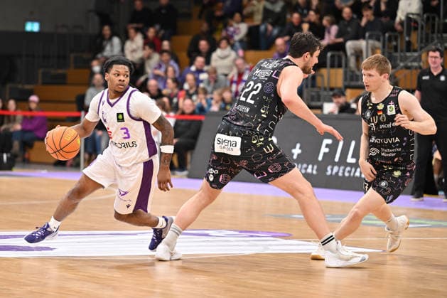 BG Göttingen - Uni Baskets Münster Jordan Sears ( 3, GOT), Cosmo Grühn ( 22, MS) und Oliver Pahnke ( 17, MS) im Spiel der BARMER 2. Basketball Bundesliga ProA zwischen der BG Göttingen und den Uni Baskets Münster in der Sparkassen-Arena am 03.01.2026 in Göttingen, Deutschland. Göttingen Niedersachsen Deutschland
