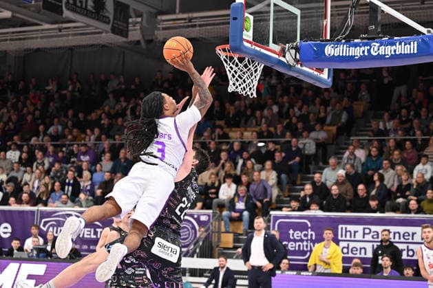 BG Göttingen - Uni Baskets Münster Jordan Sears ( 3, GOT) und Cosmo Grühn ( 22, MS) im Spiel der BARMER 2. Basketball Bundesliga ProA zwischen der BG Göttingen und den Uni Baskets Münster in der Sparkassen-Arena am 03.01.2026 in Göttingen, Deutschland. Göttingen Niedersachsen Deutschland